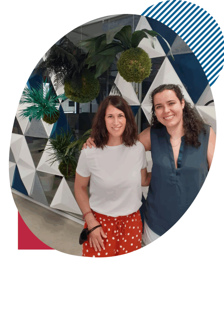 María y Gaby abrazadas