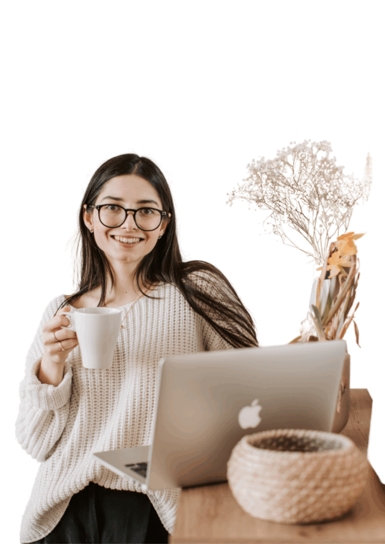 mujer con café y ordenador